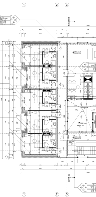 Bauplan mit mehreren Räumen, Maßen und technischen Angaben.
